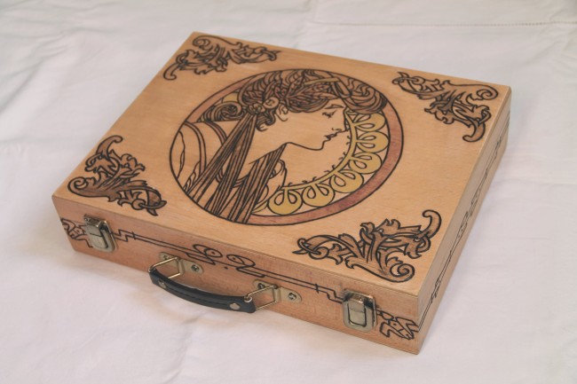 Boite Art Nouveau en bois gravé Mucha, boite à thé, décor femme et laurier avec compartiments