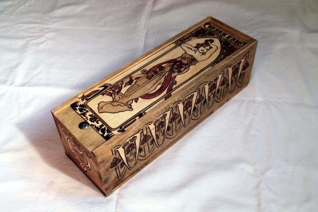 Coffret en bois gravé, décor Art Nouveau, Mucha