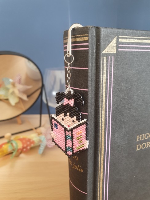 Marque-page petite fille et son livre - tissage fait main en perles...