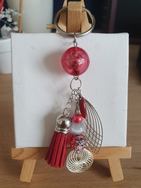 BSD 1 - 13.2 - BIJOUX DE SAC PERLES BRELOQUE NAVETTE SEQUIN POMPON ROUGE