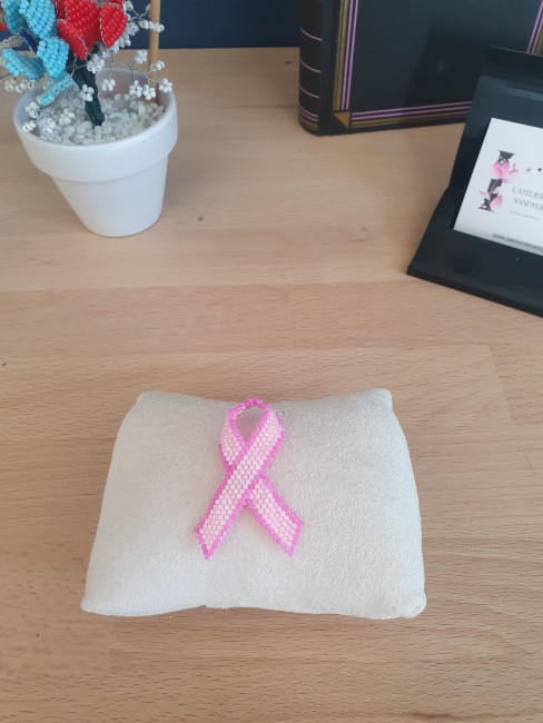 Pin's ruban rose tissage perles miyuki