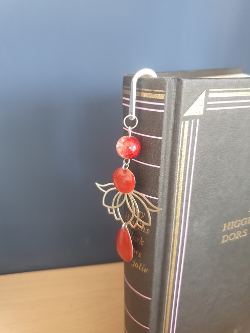 MP 1 - 18.2 - MARQUE PAGE PERLE BRELOQUE FLEUR DE LOTUS SEQUINS ROUGE