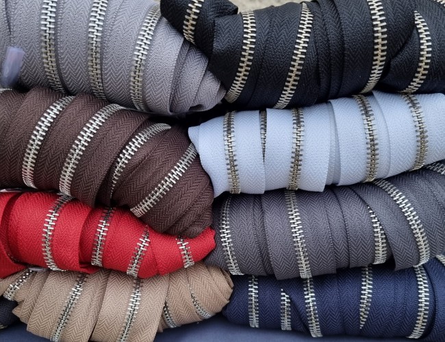 fermeture éclair métal argenté au rouleau