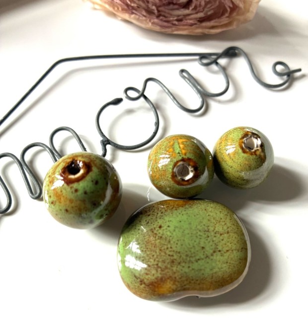 5057705-lot-de-3-perles-en-ceramique-beige-et-rose-deux-formes-2