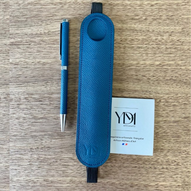 etui-stylo-avec-stylo-cuir-bleu-ydm-artesanato.jpg