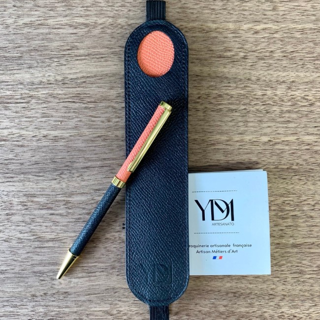etui-stylo-avec-stylo-cuir-noir-et-corail-ydm-artesanato.jpg