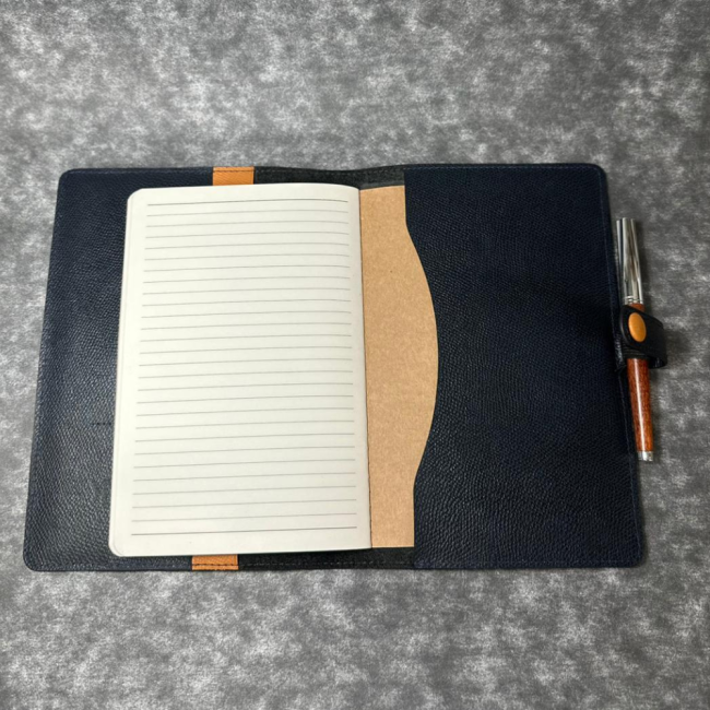 conférencier-cuir-artisanale-bleu-incrustation-camel-par-ydm-artesanato-protège-cahier21