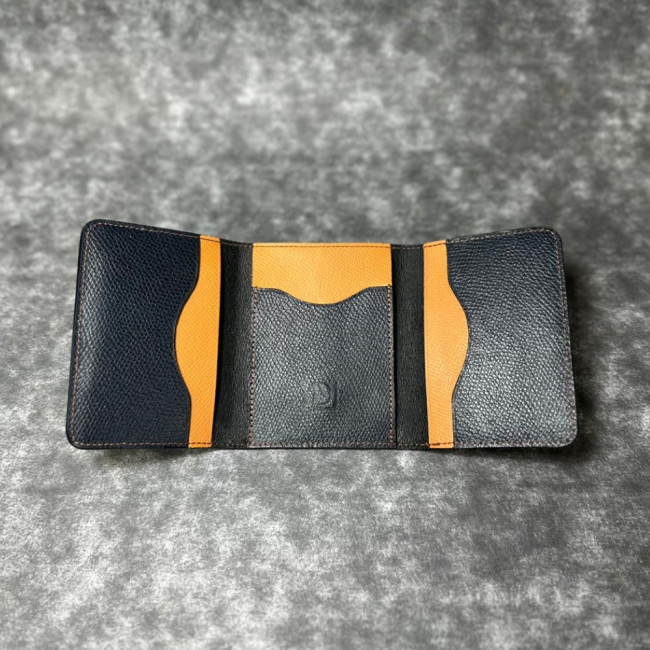 porte-cartes-cuir-bleu-marine-et-camel-trois-volets-maroquinerie-artisanale-par-ydm-artesanato