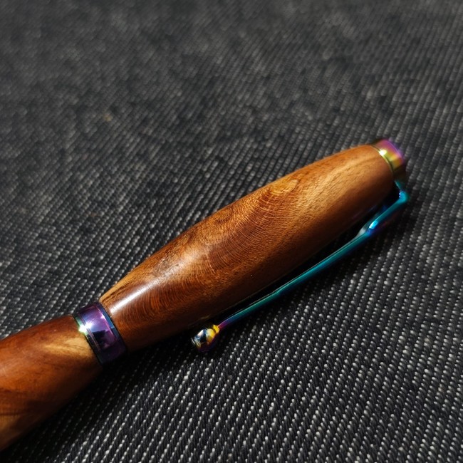 beau stylo en bois de cerisier
