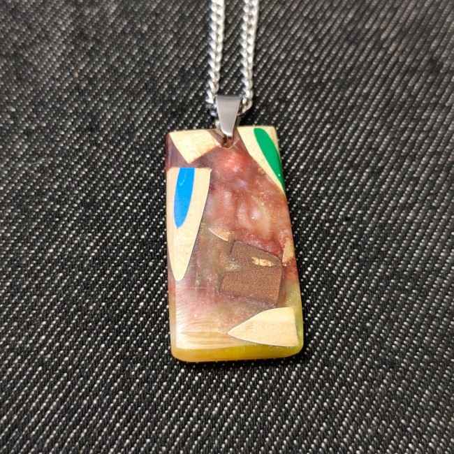 collier pendentif artisanal - pomme de pin et crayons de couleurs - bijoux original - idée cadeau homme femme