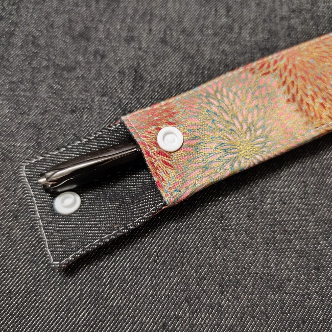 mini trousse de sac en beau tissu aux reflets dorés fleuri avec doublure en jean noir  à l'intérieur - haut d'un stylo en bois ébène