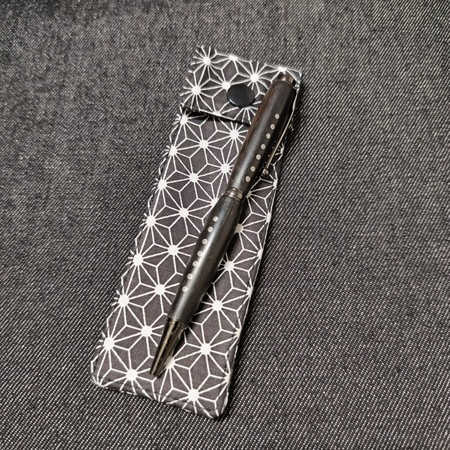 accessoire de papeterie fait main en tissu japonais - made in france - jéjé lulu mini trousse en tissu noir et blanc à motif japonais asanoha - petit accessoire papeterie en tissu japonais