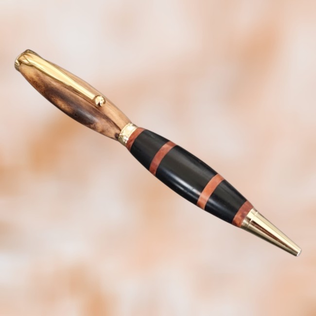 papeterie artisanale - fabriqué à Marseille - Jéjé & Lulu Stylo bille en bois vu d'en haut composé de différentes essences de bois zebrano beige avec veinage marron foncé ébène noir profond et loupe de thuya tacheté monté sur un kit doré