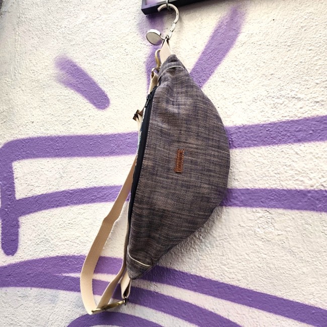 belle banane en tissu chambray et coton suspendue à crochet un mur graffé dans le quartier des créateurs au cours julien à Marseille. 
