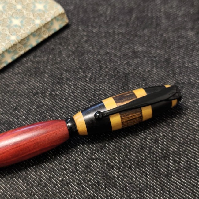 stylo bois artisanal - accessoire pour écrire original - motif rayé - beaux veinages de bois - rouge - noir - jaune - marron