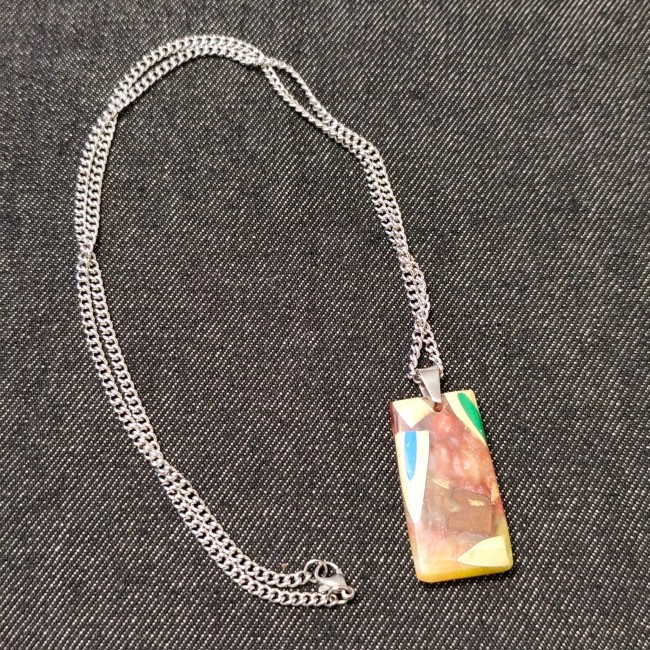 beau pendentif original multicolore en résine crayon de couleurs et pomme de pin - avec son mousqueton et chaîne inoxydable