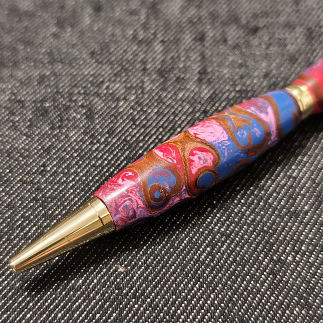 stylo original tout coloré avec des nuances de bleu rose rouge - élégant motif courbé cannelle - épingle dorée