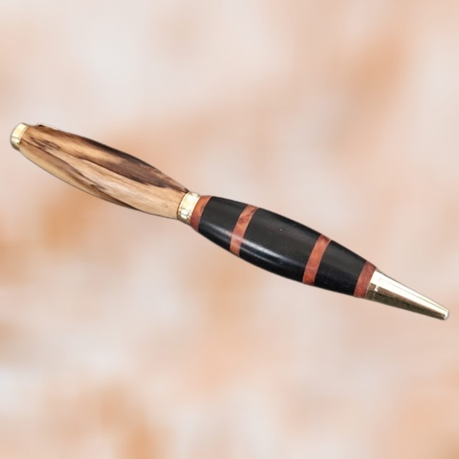 papeterie artisanale - fabriqué à Marseille - Jéjé & Lulu vue de dos d'un stylo artisanal en différentes essences de bois. Sur le haut, un beau veinage comme motif sur la partie basse, des rayures contrastantes aux coloris marrons roux et noirs.