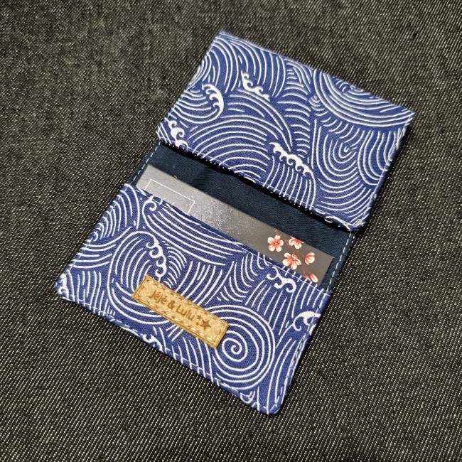 pochette pour cartes - rangement en tissu - 3 compartiments - accessoire de sac - motif japonais - vague hokusai - bleu marine et blanc - idée cadeau maîtresse