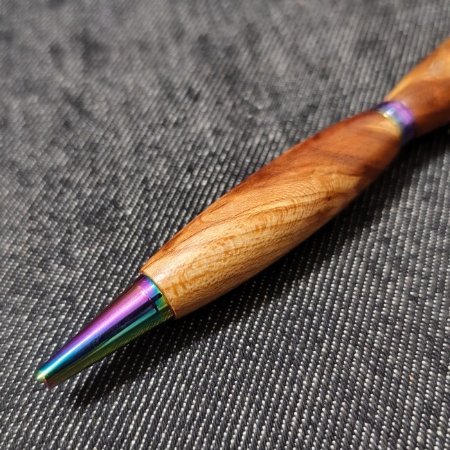 beau stylo en bois de cerisier