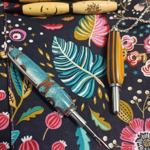 Kaneli en cannelle et résine bleue blanche 1