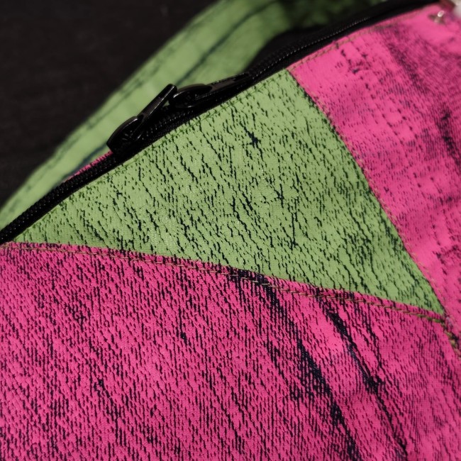 details sac banane rose et vert fluo 1