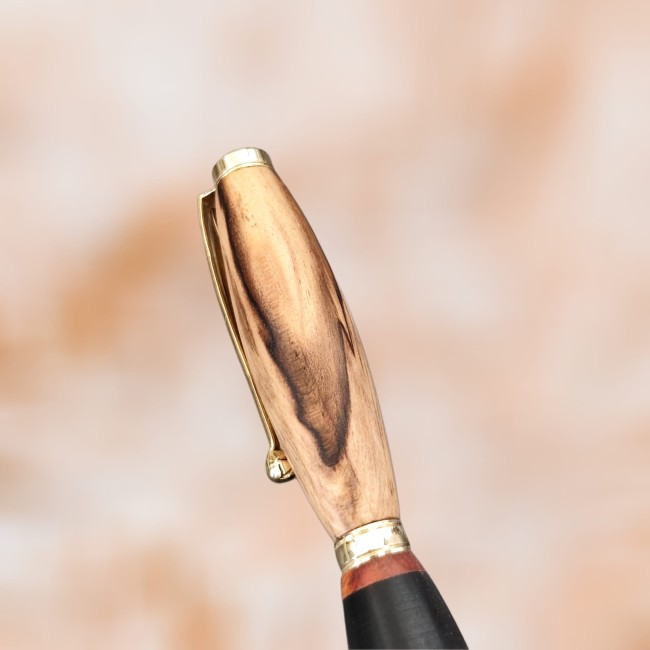 papeterie artisanale - fabriqué à Marseille - Jéjé & Lulu détail du veinage d'un morceau de zebrano constituant la partie haute d'un élégant stylo bille en bois fait main