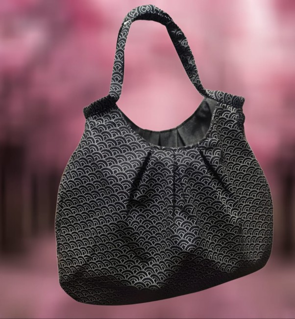 Sac Koha seigaiha écru fond noir arrière plan sakura flou