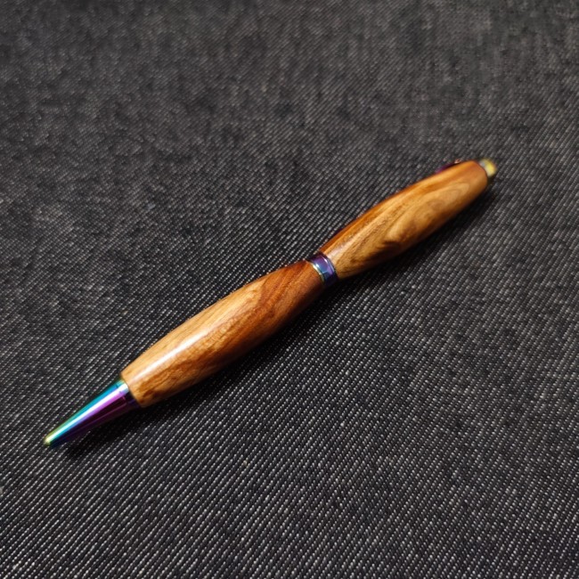 beau stylo en bois de cerisier