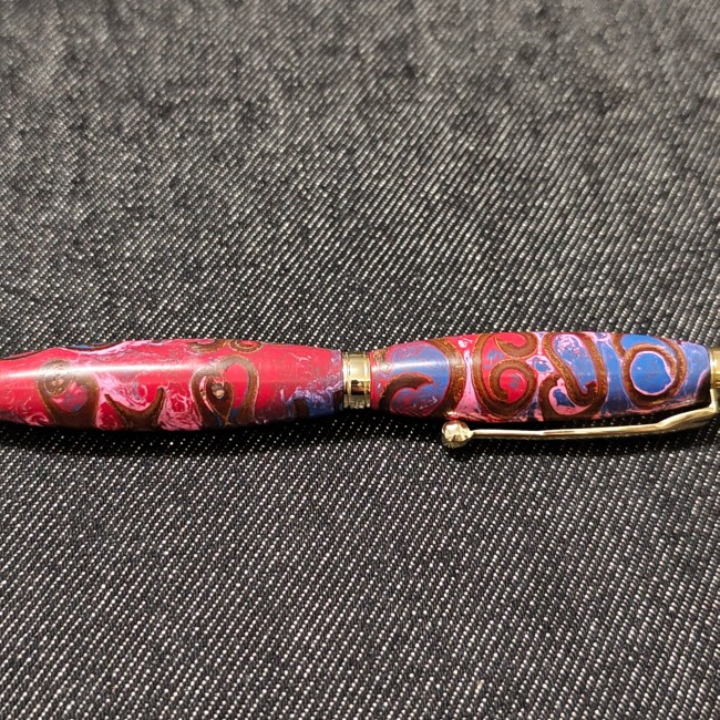 élégant stylo bille fait main en résine rouge, rose, bleue et cannelle - monté sur un kit métal doré