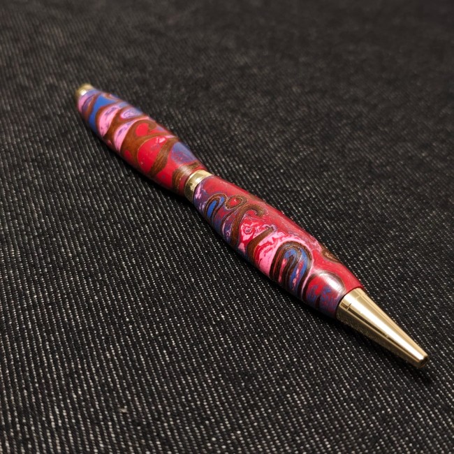 beau stylo bille fait main en résine rouge, rose, bleue et cannelle - monté sur un kit métal doré
