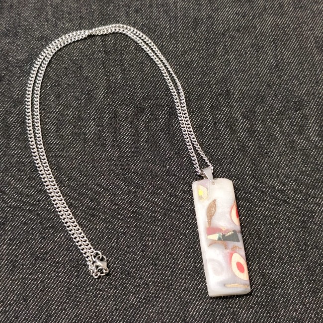 collier pendentif  fait main - style urbain - look cool - résine blanche nacrée et motifs multicolores - rectangulaire - bijoux artisanal avec sa chaîne 30 cm en acier inoxydable