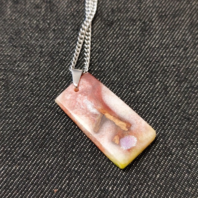 beau pendentif original multicolore en résine crayon de couleurs et pomme de pin - avec son mousqueton et chaîne inoxydable