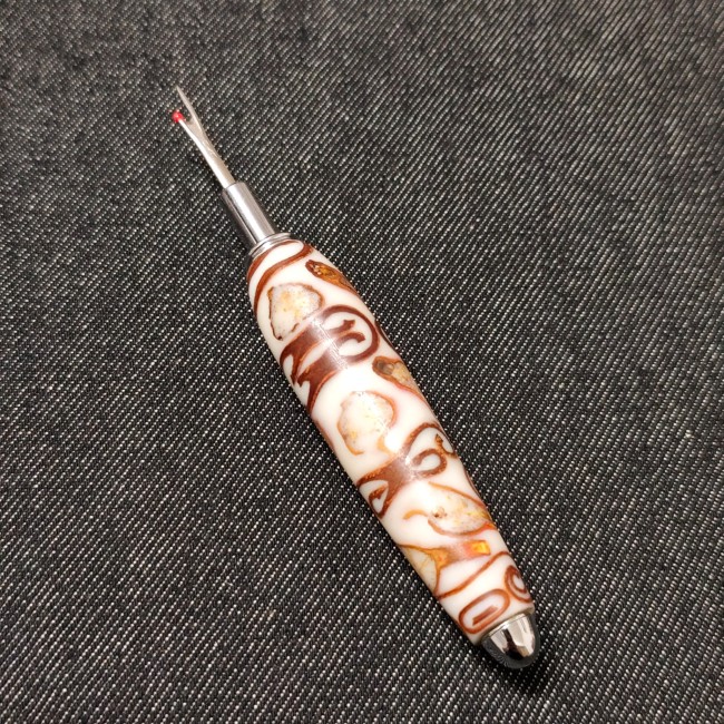 bel accessoire couture à offrir - découseur artisanal - blanc et marron - idée cadeau - lame coupe fils qui se changent