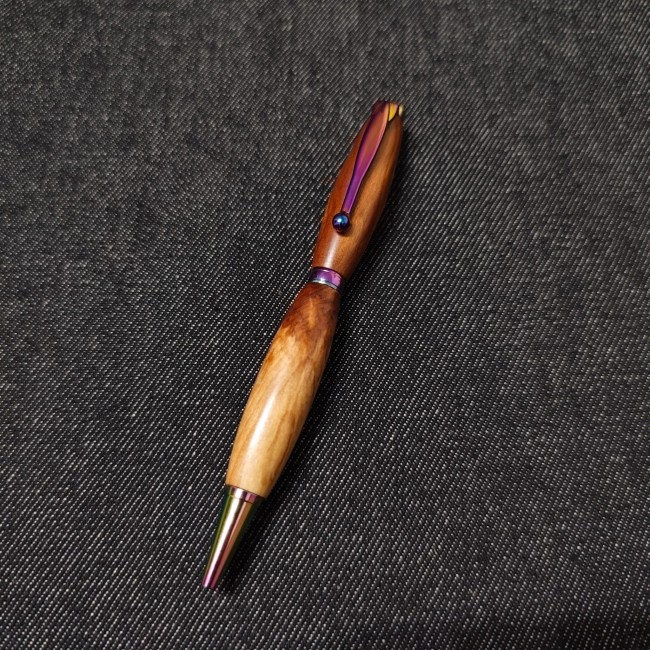 stylo bille en bois fait main - cerisier - beaux reflets - artisanat français