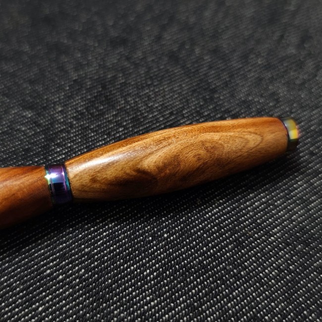 beau stylo en bois de cerisier