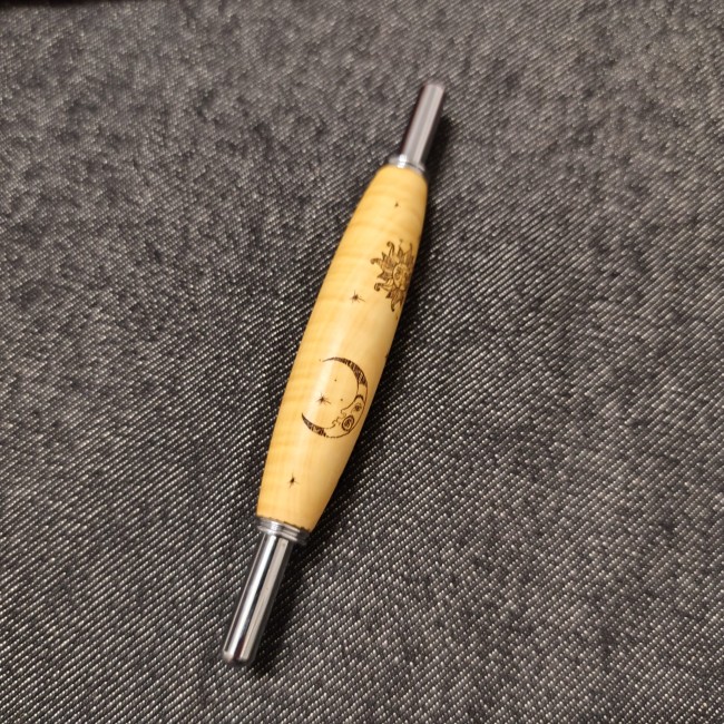 accessoire couture en bois et métal fait main