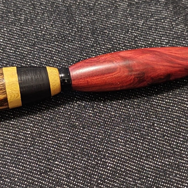 zoom sur accessoire papeterie en bois pour écrire - stylo bille rétractable monté sur un kit noir - motif Arequin à rayures