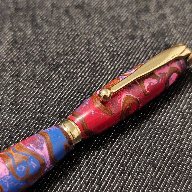 stylo original tout coloré avec des nuances de bleu rose rouge - élégant motif courbé cannelle - épingle dorée
