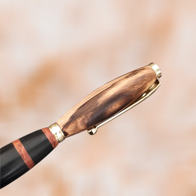 papeterie artisanale - fabriqué à Marseille - Jéjé & Lulu un superbe veinage marron de zebrano assemblé avec de l'ébène et de la loupe de thuya pour un beau stylo chaleureux, lumineux et classe.