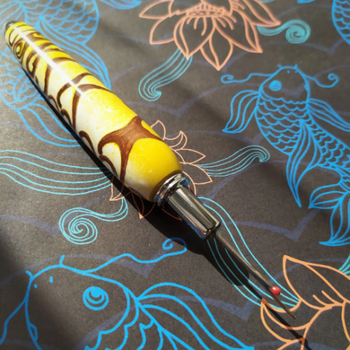 Kaneli en résine jaune et blanche