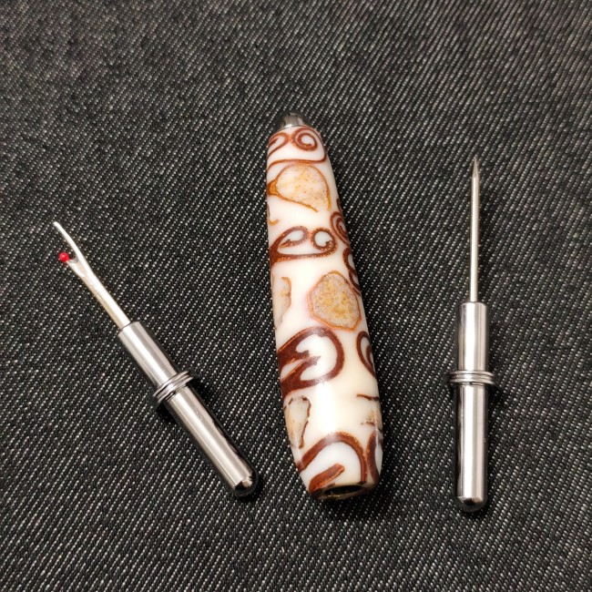 bel accessoire couture à offrir - découseur artisanal - blanc et marron - idée cadeau - lame coupe fils qui se changent