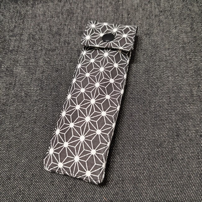 accessoire de papeterie fait main en tissu japonais - made in france - jéjé lulu pochette pour stylo ou cigarette électronique en tissu japonais motif asanoha noir et blanc