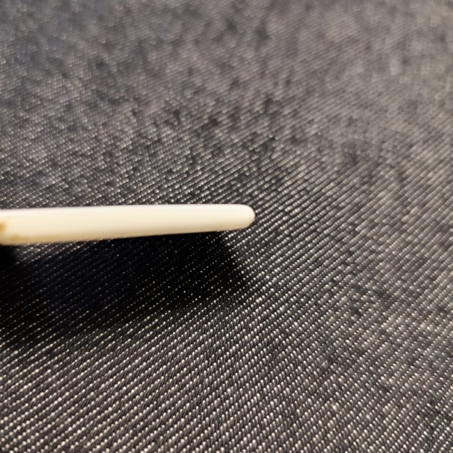 tranche pour voir épaisseur d'un bijoux fait main en résine et bois pomme de pin