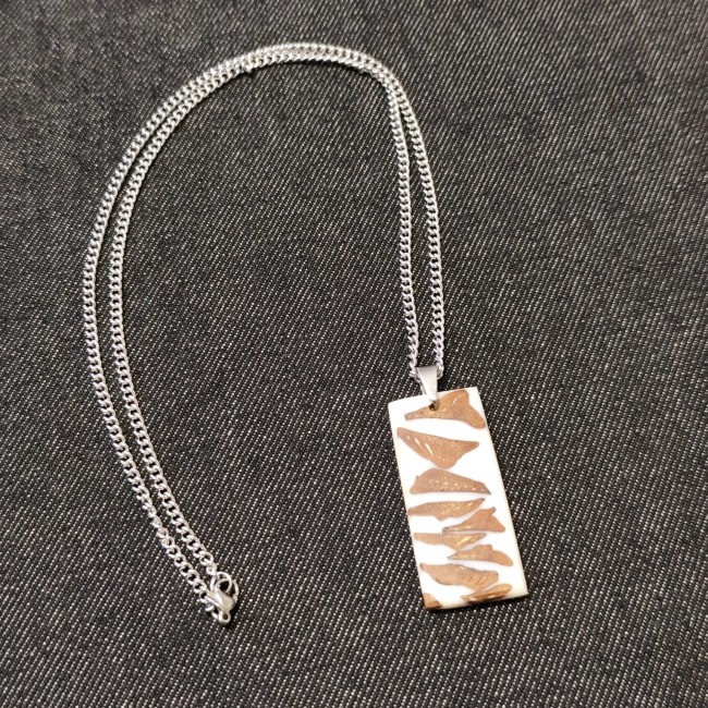 bijoux original - pendentif - collier - rectangulaire - résine blanche - motif zèbré - pomme de pin en incrustation - mousqueton - chaîne acier inoxydable