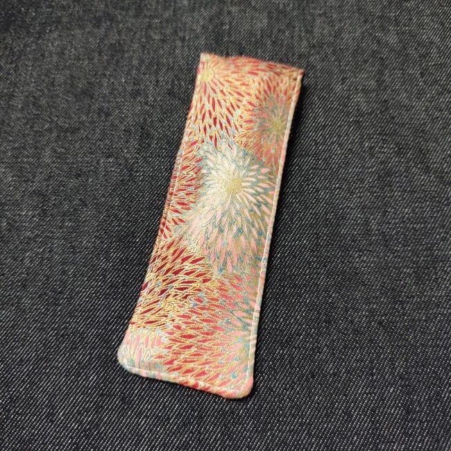 dos d'un étui à stylo en tissu fait main avec beau motif fleuri reflets dorés bordeaux bleu rose