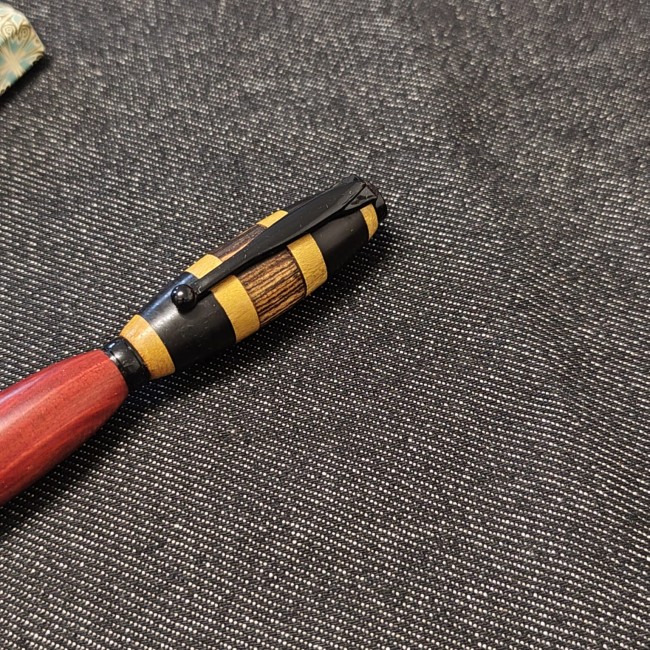 stylo artisanal - différentes essences - padouk rouge vif - oranger des osages jaune brillant - ébène noir intense - wacapou veinage très visible