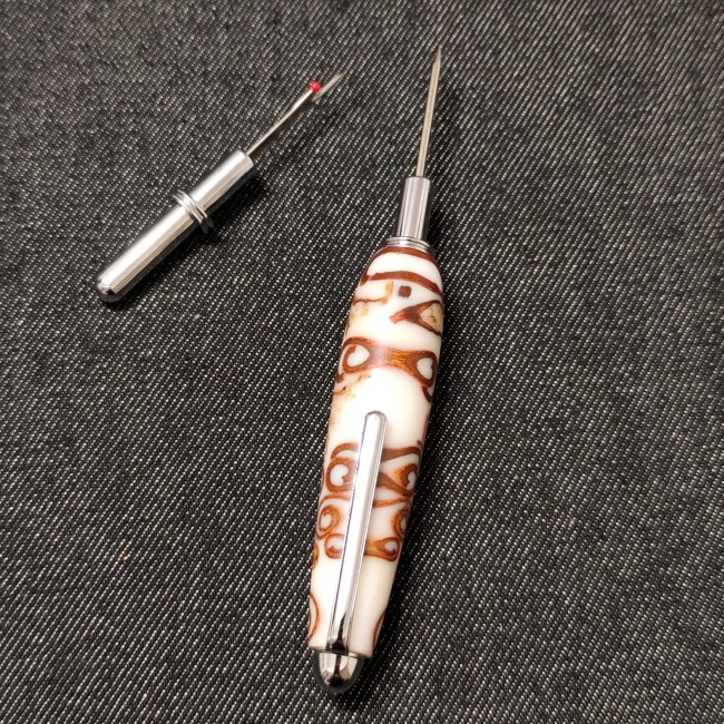 bel accessoire couture à offrir - découpe fil artisanal - blanc et marron - idée cadeau - lame coupe fils qui se changent