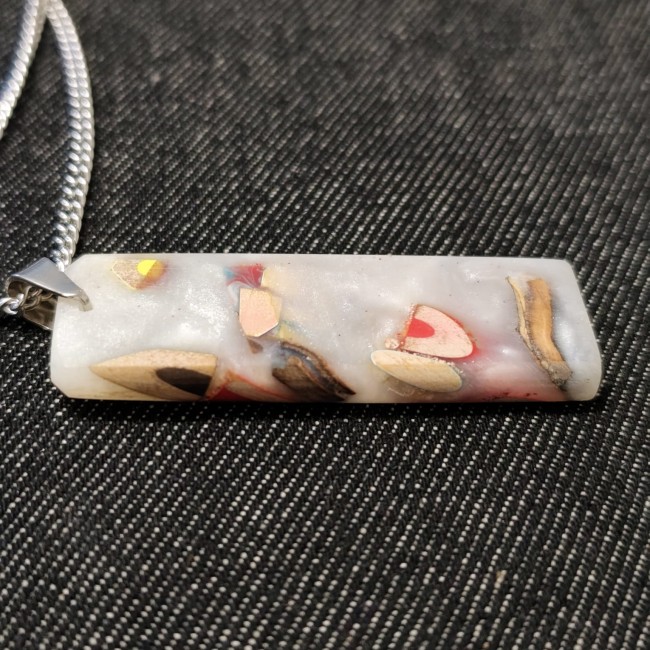 bijoux artisanal - pour homme - femme - look skate - fun - crayons de couleurs - pomme de pin - chaîne acier inoxydable