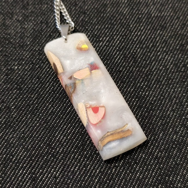 collier pendentif  fait main - style urbain - look cool - résine blanche nacrée - motifs multicolores - pomme de pin - rectangulaire - bijoux artisanal avec sa chaîne 30 cm en acier inoxydable